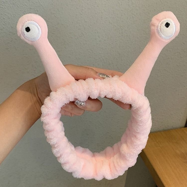 顔を洗って髪を洗って新型の少女の韓国の化粧をつけてマスクの専用のカチューシャをつけます。