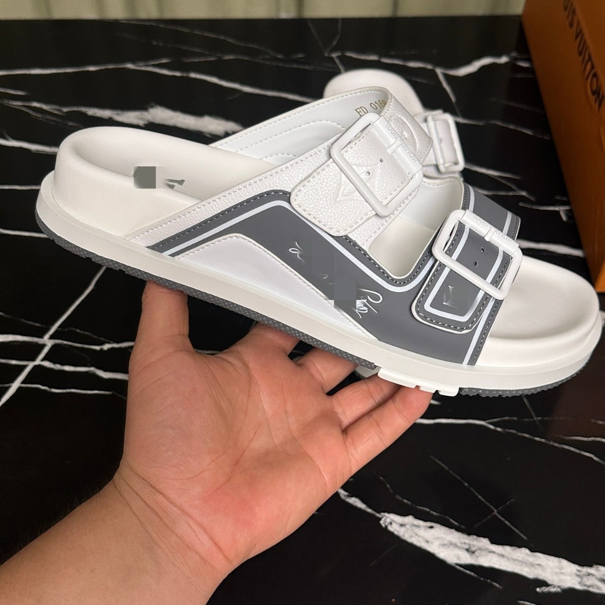 Zapatillas de moda para hombres con suela suave cómodas para usar zapatos de playa de cuero originales caja original de lujo marca de moda de doble cinturón de moda casual image 3