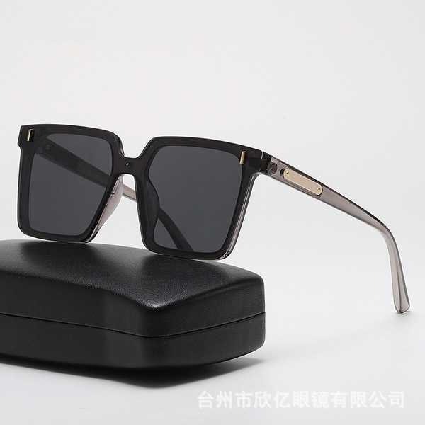 Fashionable square sunglasses