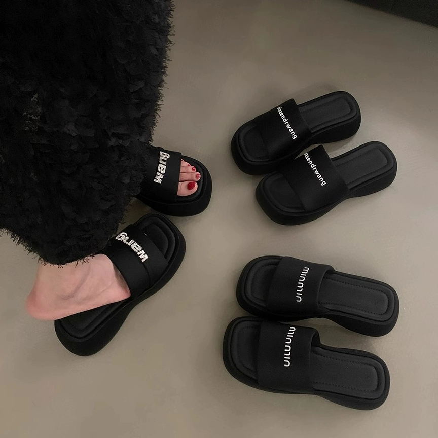 Черные тапочки на толстой подошве со стразами и буквами, женская обувь, лето 2024, пляжные сандалии