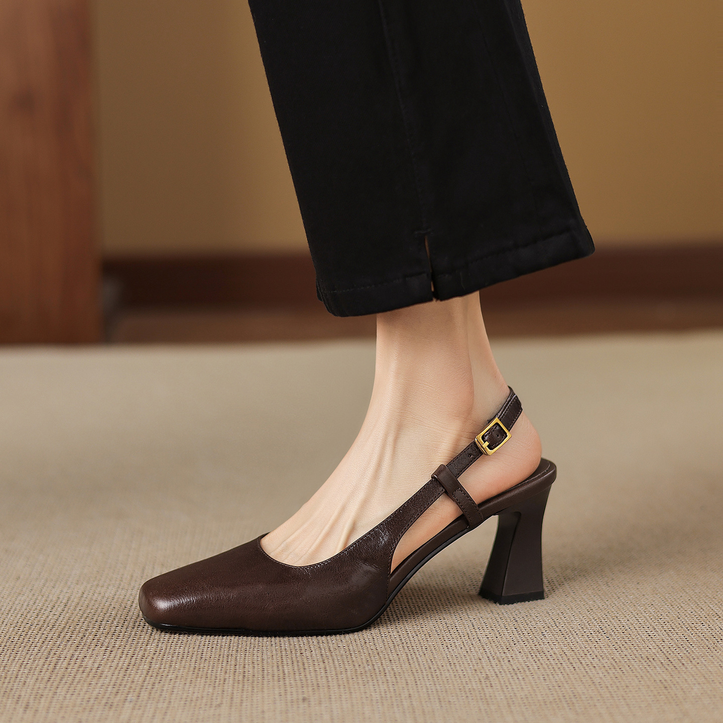 Sandal nữ cao gót 6,5 cm mũi hở quai khóa da bò — màu nâu