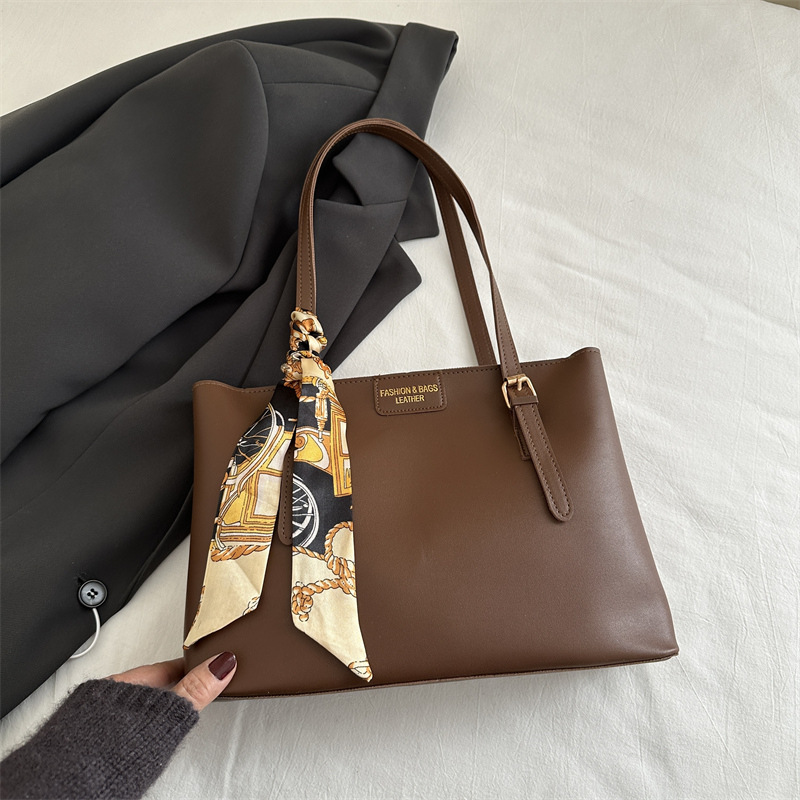 Bolsa de lona de seda 2024 invierno nuevo versátil este año popular retro viaje al trabajo bolso de moda especial