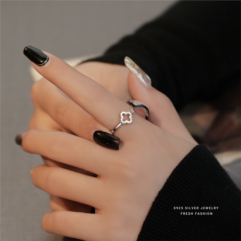 Anello quadrifoglio in argento con diamanti micro incastonati_voghion.com