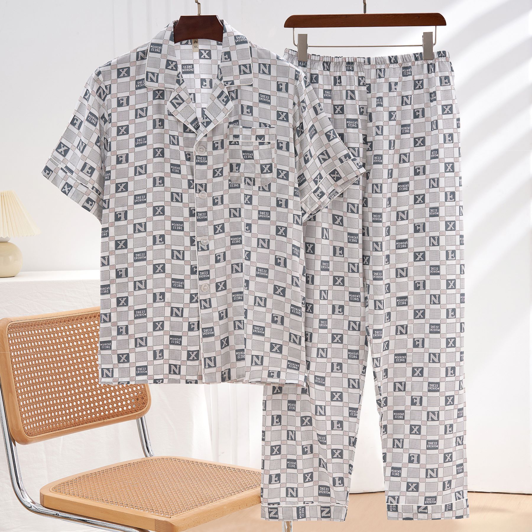 밝은 회색 체크무늬 글자