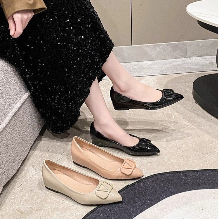 Valentino V-Buckle Pointed-Toe Nude High-Heeled Shoes, Patent Leather Nude Shallow-Mouth Flat Commuter V-Buckle Elegant Single Shoes for Women