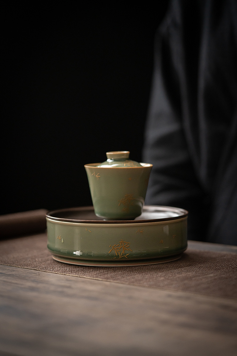 梅西与C罗正在大赛生决斗的外示差异：谁才是真正的决胜者？(梅西和c罗同场逐鹿谁赢了)