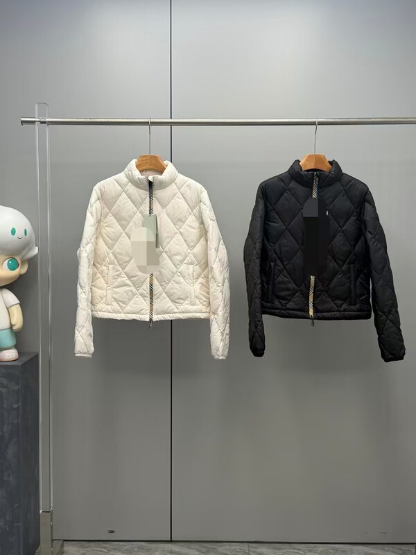 2026 new diamond-patterned short down jacket for women, featuring a stand-up collar, lightweight and warm, perfect for autumn and winter, available in black and white 2026 new diamond-patterned short down jacket for women, featuring a stand-up collar, lightweight and warm, perfect for autumn and winter, available in black and white