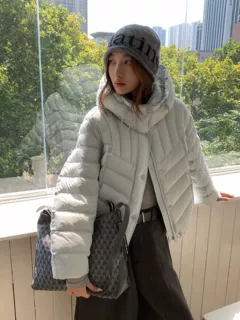 2026冬季新款连帽短款羽绒服女90白鸭绒轻薄保暖宽松泡芙面包服外