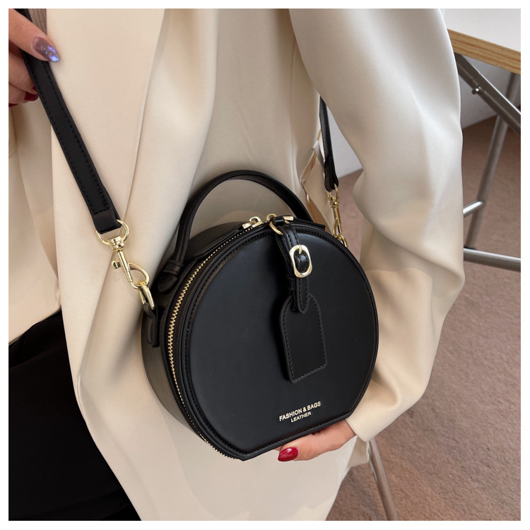 Niche Design Small Bag Women's Bag 2022 Spring New Fashion Small Round Bag display picture 3