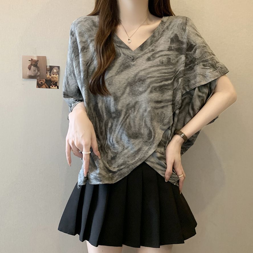 Tops con cuello en V con manga de murciélago teñido anudado irregular de gran tamaño para mujer, nuevo estilo de verano suelto y delgado mm camiseta de manga corta para mujer image 4