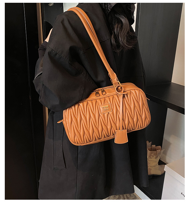Retro bag for women, large capacity, new 2024 autumn and winter versatile, niche design, single-shoulder underarm bag, commuting pillow bag full figure