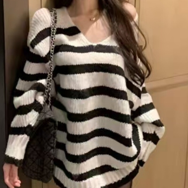 Korean-style minimalist black and white striped sweater for women, new autumn/winter collection, loose fit, versatile, and with a relaxed, casual look Korean-style minimalist black and white striped sweater for women, new autumn/winter collection, loose fit, versatile, and with a relaxed, casual look