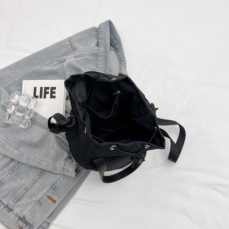 Fabricantes al por mayor 2024 primavera nuevas señoras bolso de cubo de nailon moda todo fósforo ligero bolso diagonal de un solo hombro bolso femenino