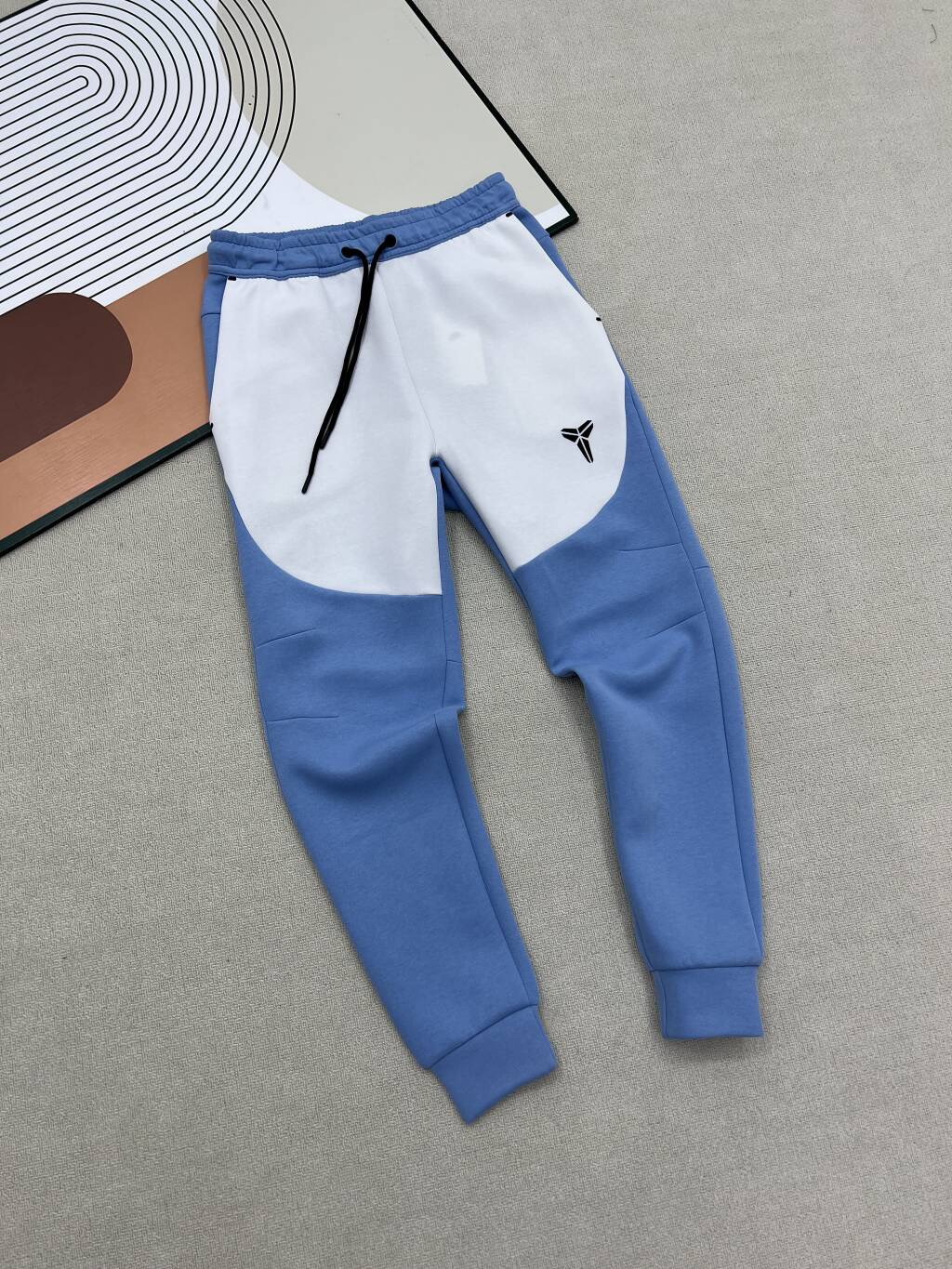 Pantalones azules y blancos