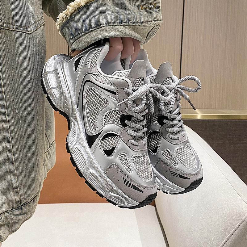 Zapatos blancos clásicos de suela gruesa al por mayor 2023 Primavera y otoño nuevo estilo preppy aumento de zapatos deportivos de ocio zapatos de plataforma para mujeres