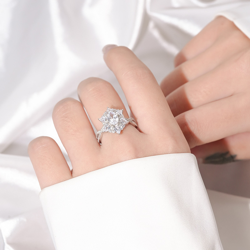 Damila s925 plata esterlina moissanite anillo de las mujeres de la personalidad europea y americana luz de lujo con incrustaciones de circón anillo transfronterizo exclusivo