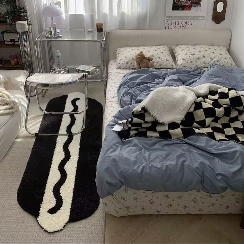 シンプルな白黒の寝室はカシミヤのじゅうたんをまねています。|undefined