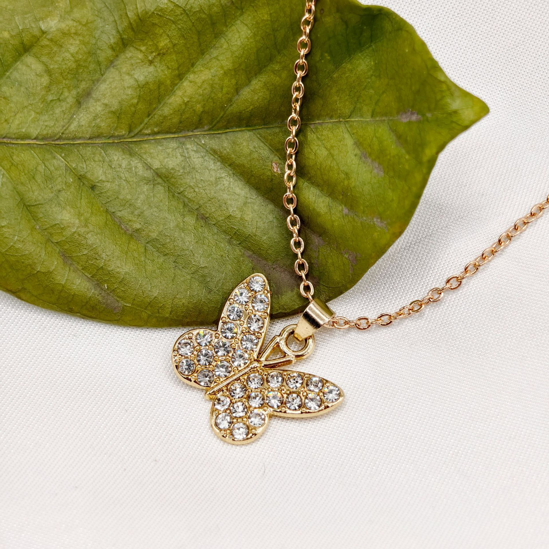 Collier papillon incrusté de diamants, un bijou tendance et très populaire en Europe et en Amérique. Pendentif au design moderne et original, idéal pour une clientèle féminine de niche._voghion.com