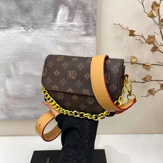 2025 New Fashion Trendy Textured Handbag for Women – Niche Versatile Chain Crossbody Bag Shoulder Mini Square Bag