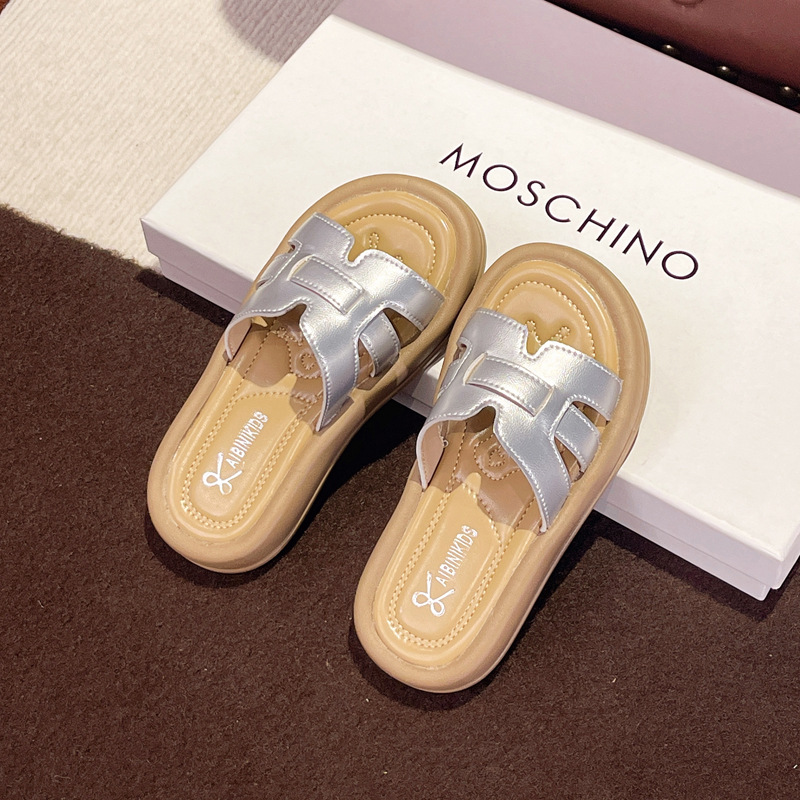 Sandalias y pantuflas plateadas para niñas, verano, 2025, nueva moda, zapatos casuales de playa para niñas, zapatillas de una palabra para niños