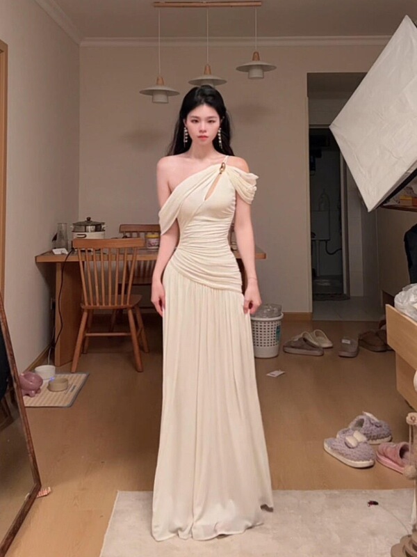 Plus-size French-style sexy one-shoulder twisted dress, stunning long dress with a resort vibe