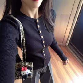 黑色高级感金属扣长袖针织衫女秋冬季新款软糯修身显瘦内搭打底衫