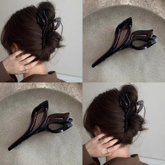 チューリップの花は女性の夏の後頭部の髪の気質をつかみます。