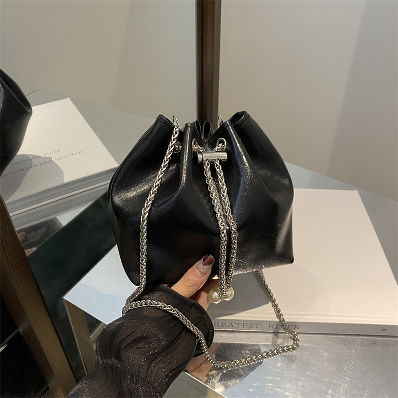 Bolso de balde popular de este año para mujeres 2024, nuevo bolso de cadena de diamante de moda, bolso de alta calidad, textura versátil, mochila pequeña.