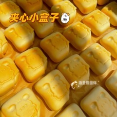 浙江省の中でゆっくりとした赤い本が爆発した超柔らかい子犬が小さな箱を挟んでゆっくりと弾む