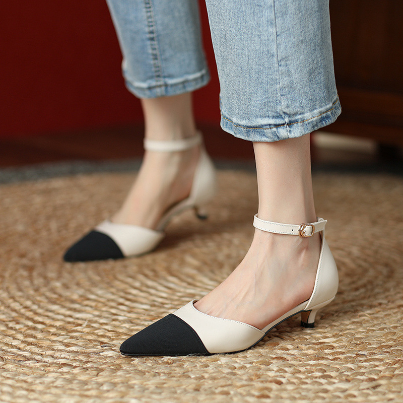 Sandal nữ quai ngang mũi kín gót thấp 2,5 cm phong cách Hàn Quốc phối màu — Màu trắng nhạt