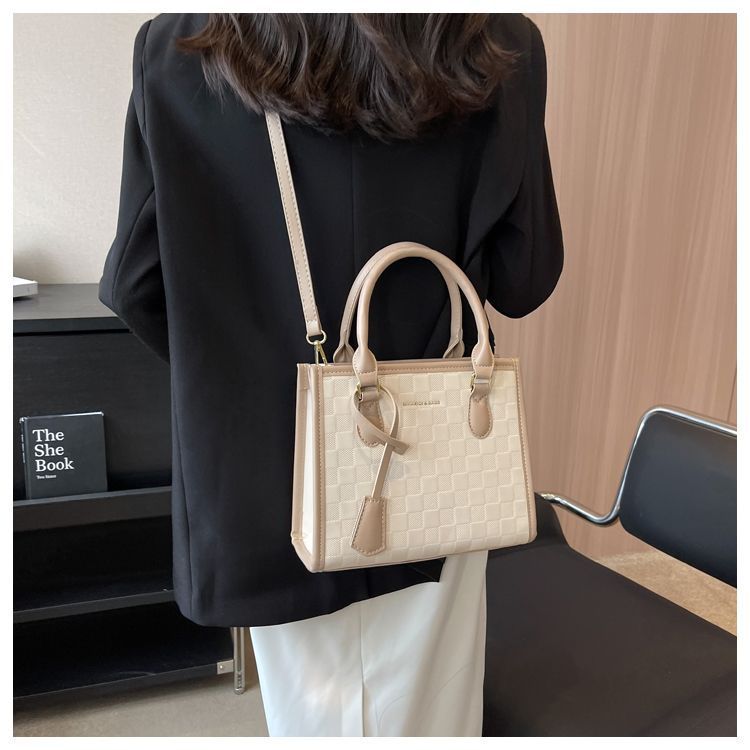 Women's Medium Pu Leather Solid Color Elegant Vintage Style Flip Cover Square Bag display picture 7