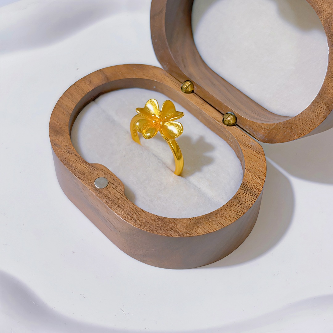 Four -leaf flower ring