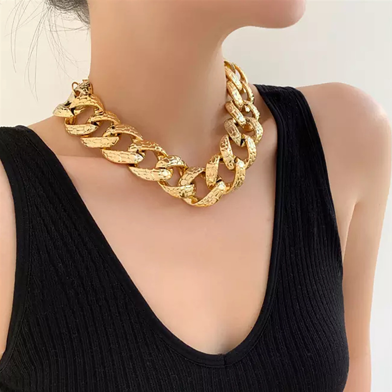 Gargantilla cuban con textura de ondas collar elegante_voghion.com