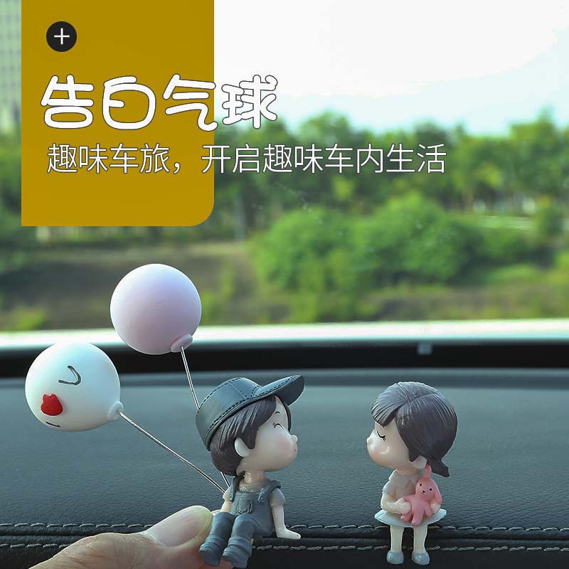 Adornos de coche de celebridades de Internet al por mayor accesorios de coche lindo beso pareja muñeca decoración de coche eléctrico