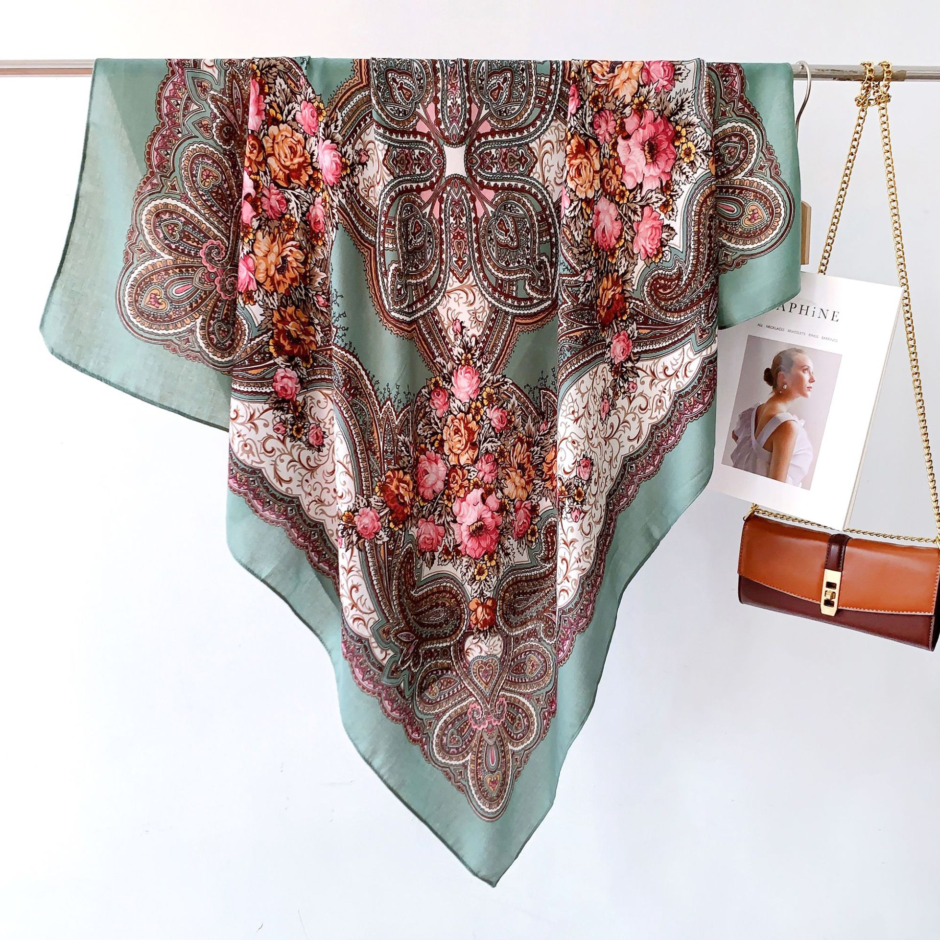 Estilo étnico impreso bufanda cuadrada nuevo retro de doble uso bufanda de gran tamaño protección solar Xinjiang viaje todo partido bolsa bufanda chal