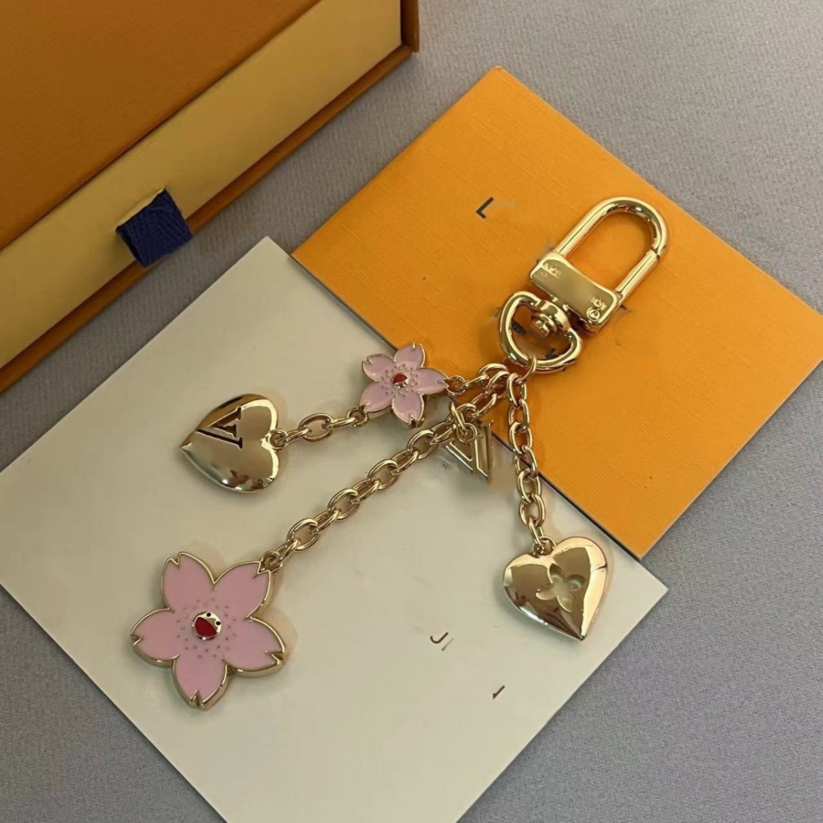 驴牌樱花包饰挂件钥匙扣搭配粉色珐琅樱花吊坠新款村上隆爱心挂扣