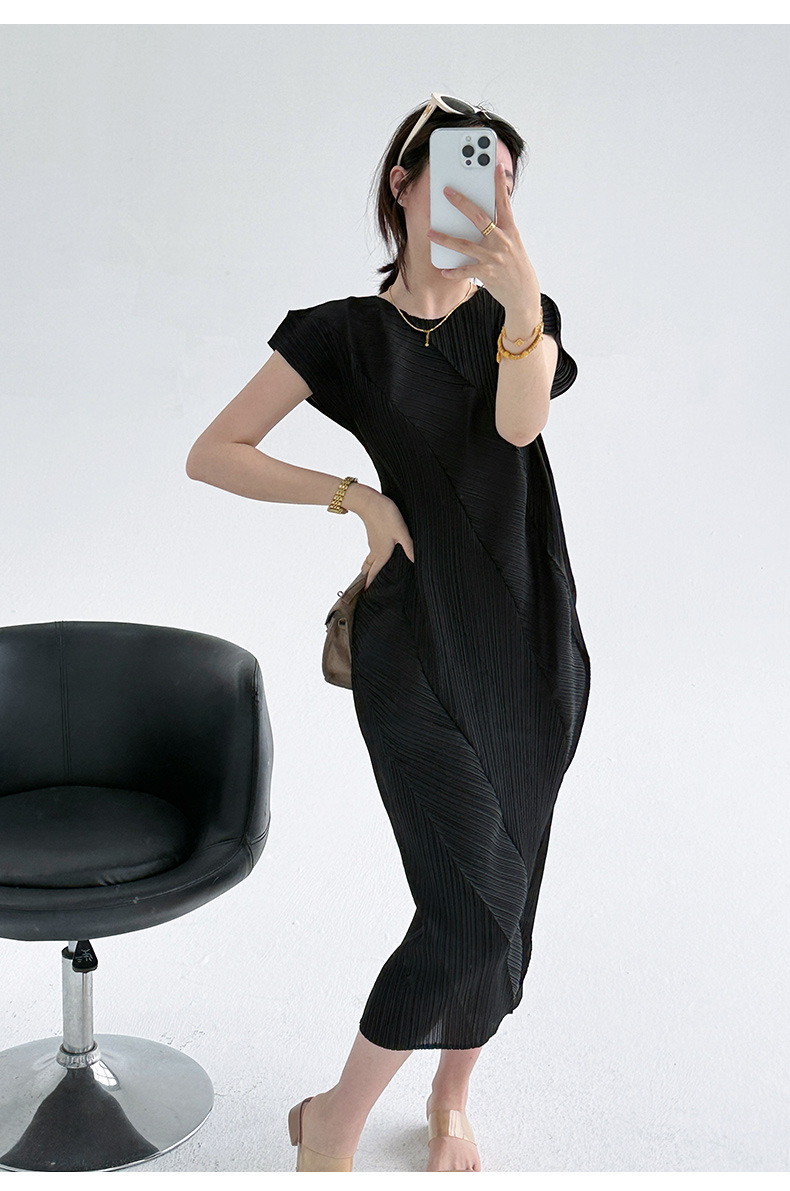 Đầm maxi nữ tay ngắn thiết kế xếp ly Issey Miyake ôm eo — màu đen chi tiết 6