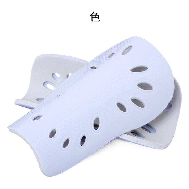 Protector de pierna de fútbol de alta calidad tablero de enchufe protector de pierna transpirable ultra-ligero con agujeros protector de pantorrilla enchufe tablero de enchufe almohadilla de rodilla