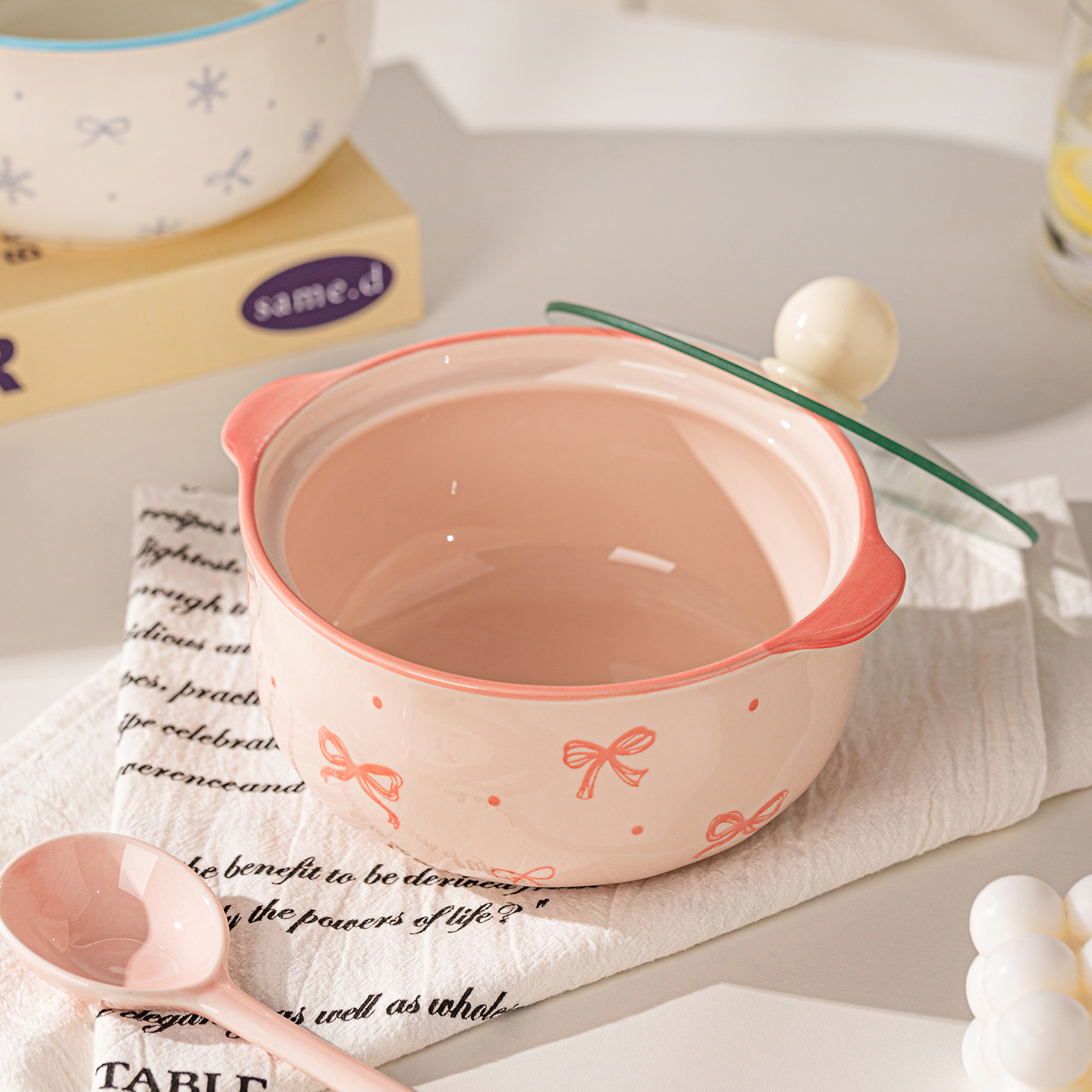 Tazón de fideos cerámicos de alto valor facial bajo esmalte de color doméstico dormitorio de estudiantes con taza de polvo de caracol con cubierta de gran capacidad de taza de fideos de orejas