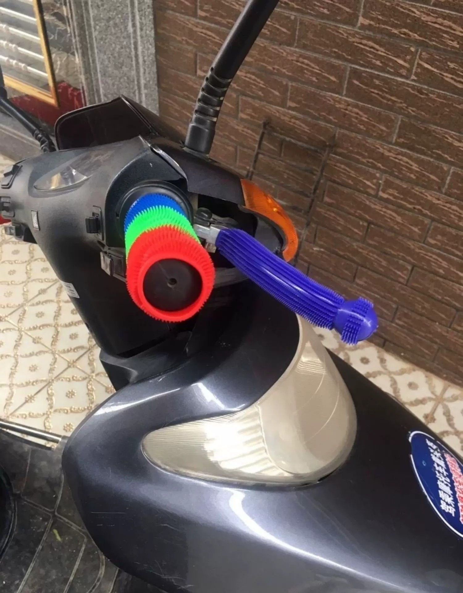 Thickened motorcycle handlebar covers, electric vehicle handlebar gloves, non-slip, sweat-absorbing, anti-freeze rubber covers, scooter plush covers, modified