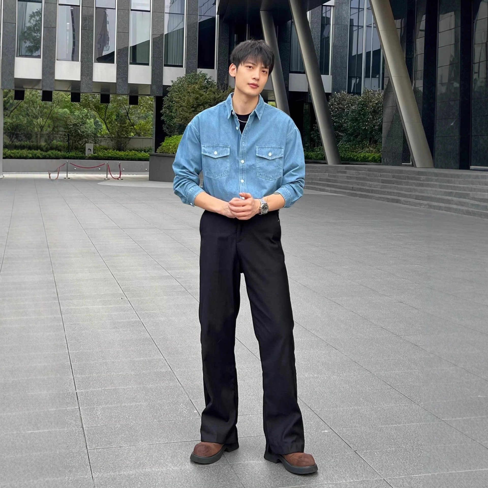 Çift cepli, günlük ve çok yönlü tasarımlı, retro kot gömlek, erkekler için çok yönlü gömlek trendi._voghion.com