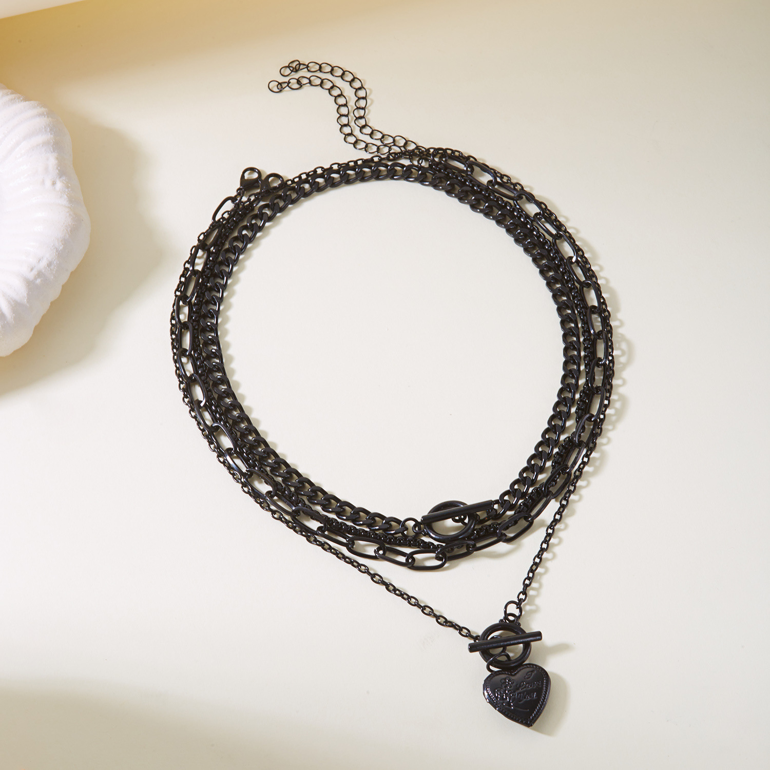 Mehrschichtige Halskette mit Herzanhänger für Damen, Schwarz, minimalistisches Design mit OT-Verschluss, modische elegante Halskette für Frauen, grenzüberschreitend