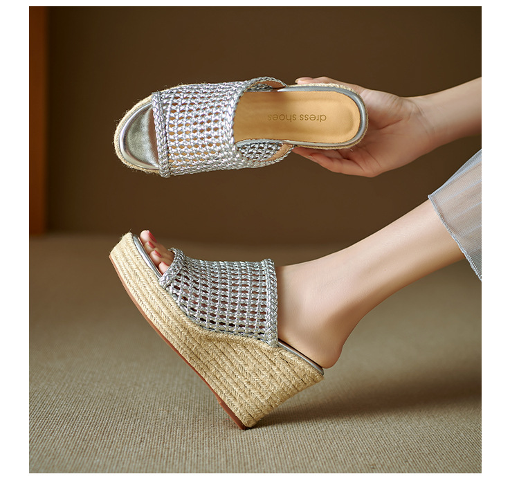 Dép sandal nữ quai chữ V đan rỗng, đế xuồng cao gót, mũi hở kiểu cá sấu — màu vàng, bạc chi tiết 17