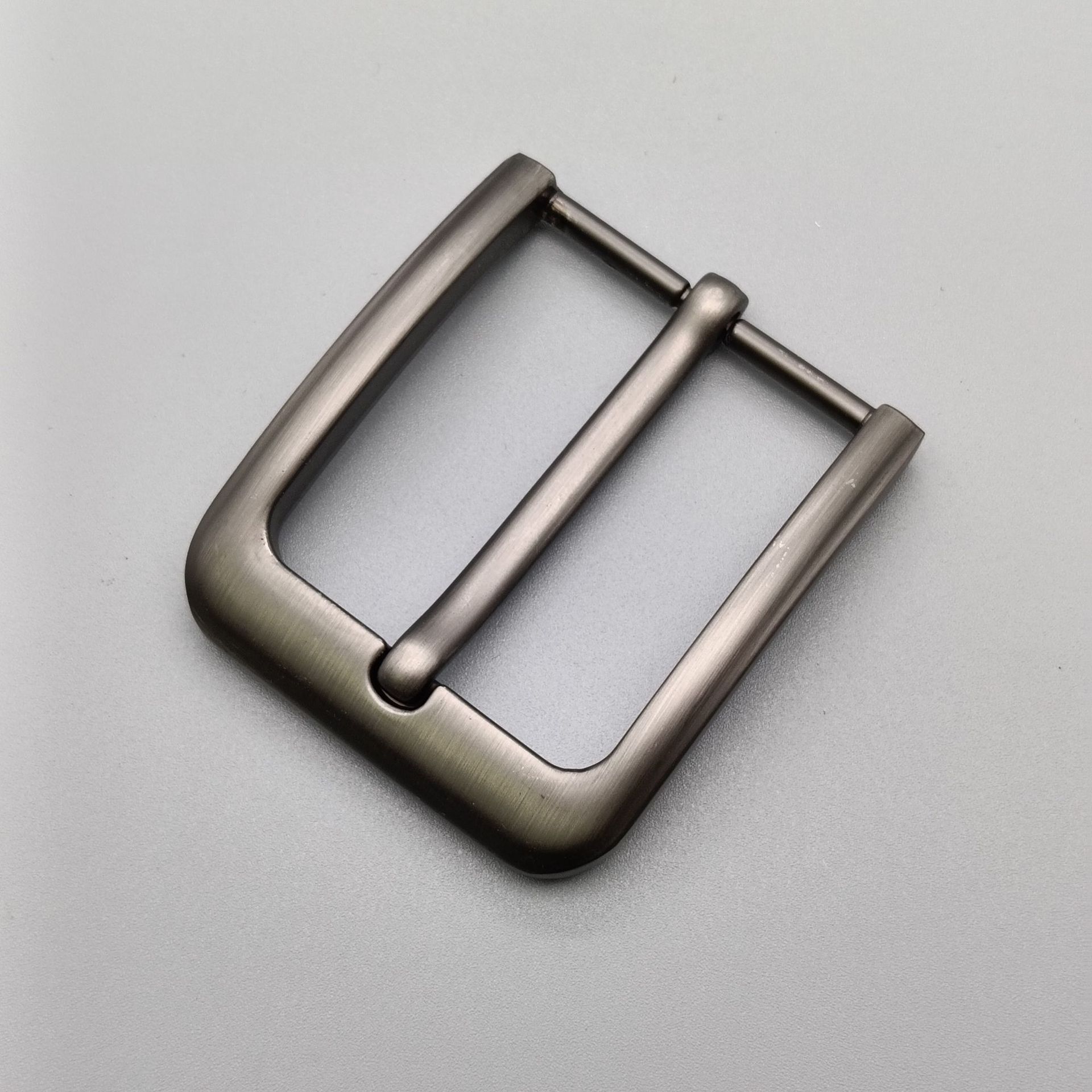 Comercio exterior al por mayor cinturón de aleación para hombres de alta gama hebilla 4.0 cinturón hebilla tipo aguja pistola de cuero dibujo negro