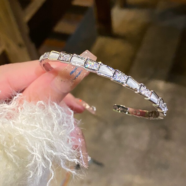 Bracelet with zircon