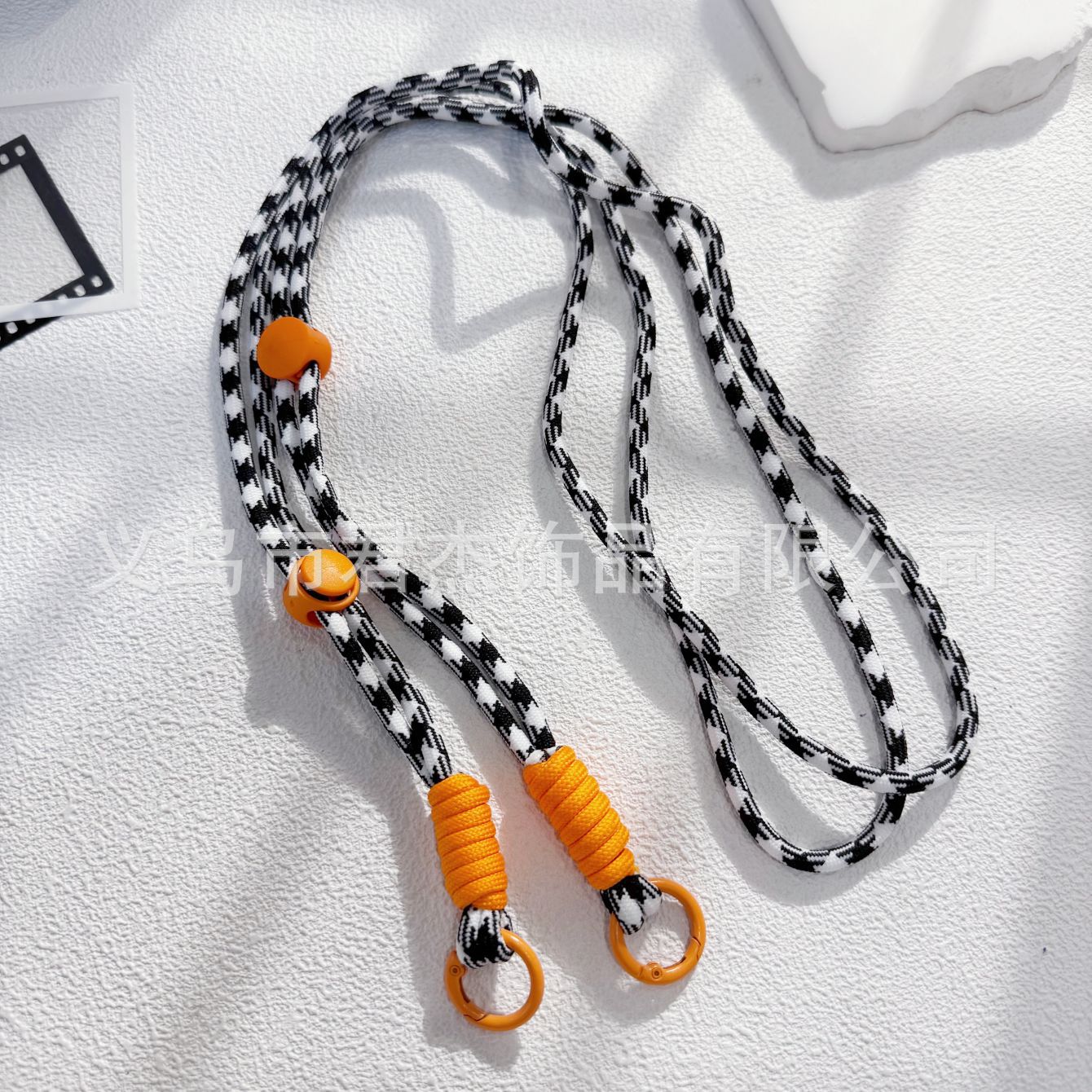 編みカバンのストラップの螺旋の結び紐のiuは鍵のボタンのネットの赤い色の結びの縄の装飾の部品を結びます。