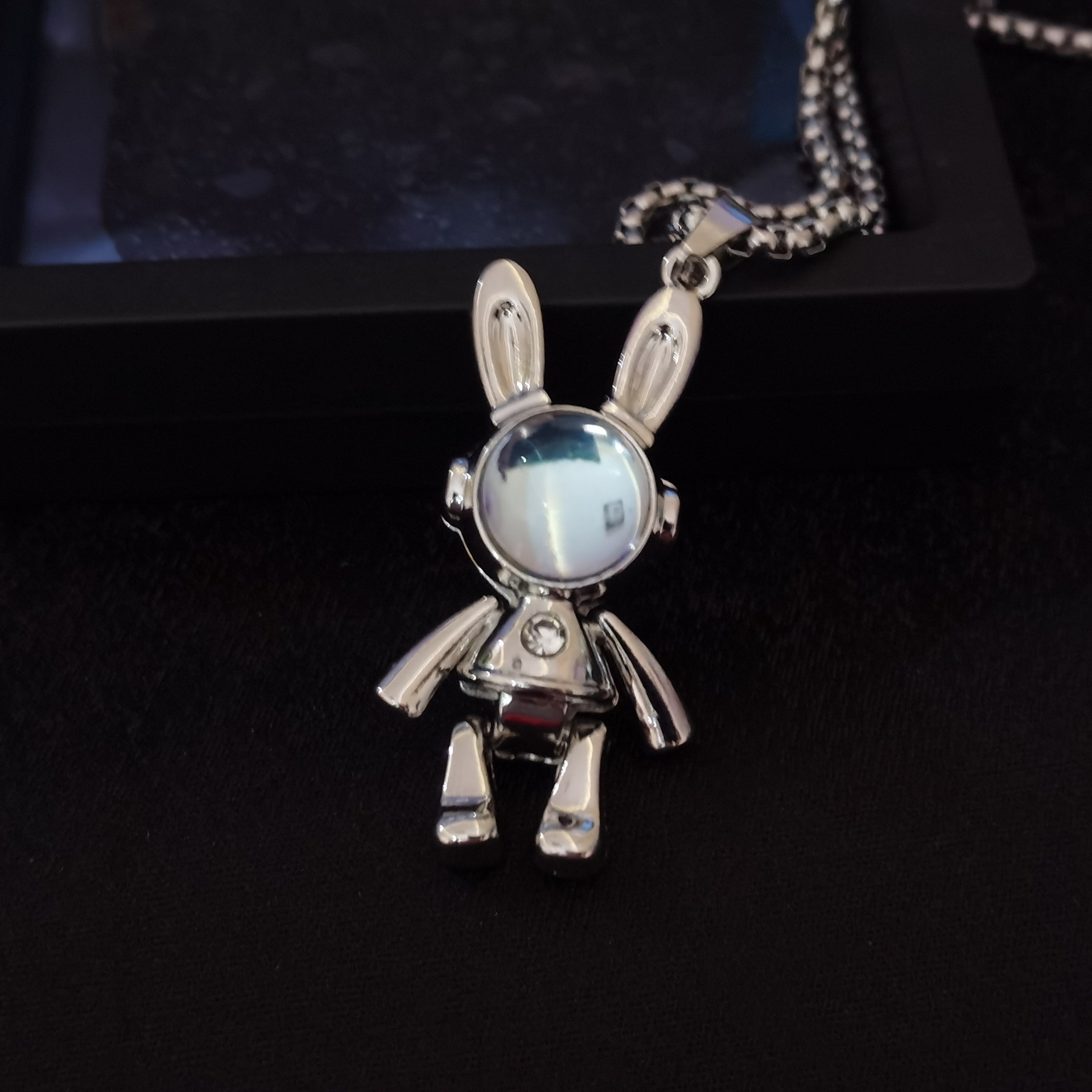 139#Conejo espacial colorido cian