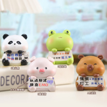 可爱萌宠打工动物抱牌摆件卡皮巴拉熊猫公仔办公室桌面装饰品批发