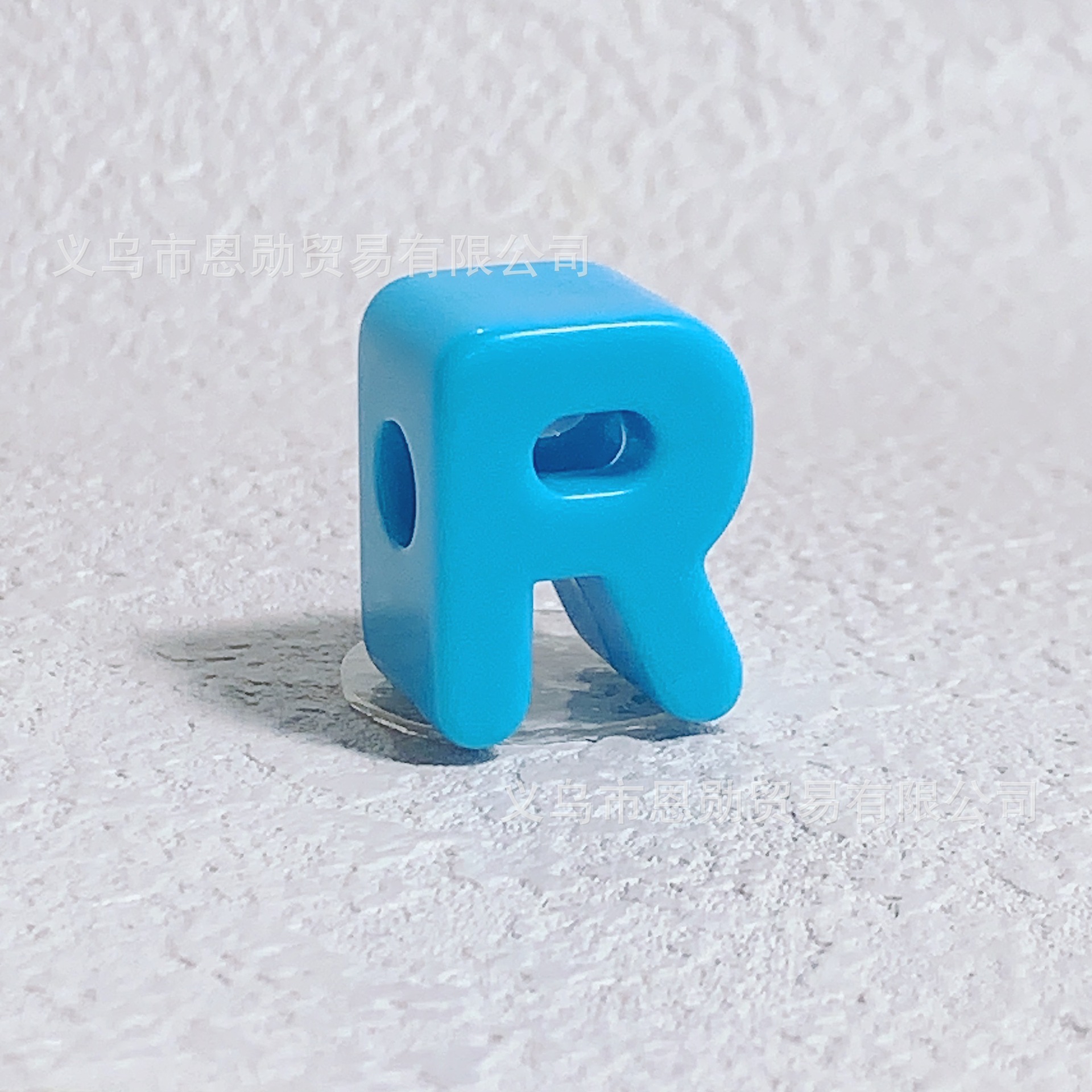 R (blue)