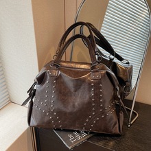 2026流行高级感手提女包大容量复古铆钉单肩包网红直播休闲托特包